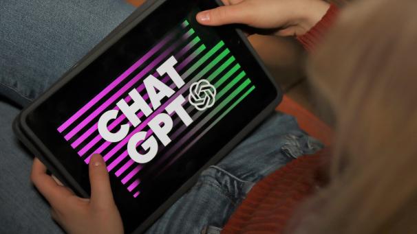 <p>Eine Person gibt am Tablet etwas in das Programm ChatGPT des US-amerikanischen Unternehmens OpenAIein.</p>