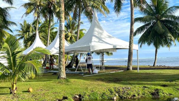 <p>Schreiber hat unter anderem Pagodenzelte auf Tahiti aufgestellt.</p>