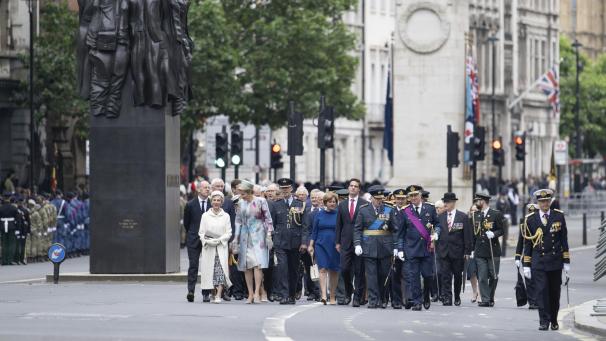 <p>Königin Mathilde (Zweite von links) und König Philippe (rechts)</p>