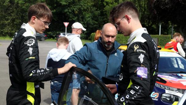 <p>Tom Heindrichs (links) und Jonas Schmitz (rechts) diskutieren mit dem Ingenieur beim Service.</p>