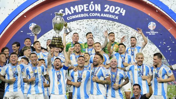 <p>Die argentinischen Spieler feiern mit der Trophäe nach dem Sieg über Kolumbien.</p>