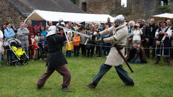 <p>Bei einem Mittelalterfest dürfen leidenschaftlich geführte Ritterkämpfe nicht fehlen. In Burg-Reuland kam das Publikum am Wochenende voll auf seine Kosten.</p>