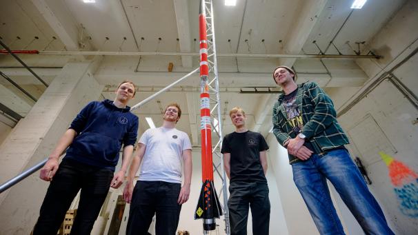 <p>Die Studenten Florian Schuler (l-r), Lukas Freiheit, Johann Schepke und Lukas Laumann vom Space Team Aachen stehen neben ihrer Rakete.</p>