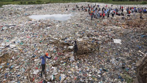<p>Freiwillige suchen auf einer Müllhalde im Mukuru-Slum in Nairobi nach Opfern des Serienmörders.</p>