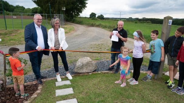 <p>Bürgermeisterin Marion Dhur und Freddy Genten von der König-Baudouin-Stiftung hatten die Ehre, den neuen Dorfplatz an der Bahn in Maldingen offiziell seiner Bestimmung zu übergeben.</p>