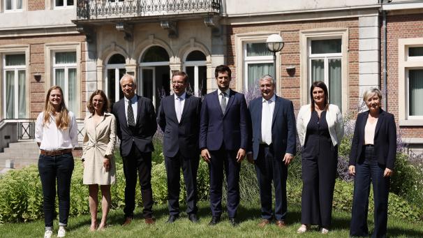 <p>Die neue Regierungsmannschaft der Wallonischen Region: Anne-Catherine Dalcq, Valerie Lescrenier, Yves Coppieters, François Desquennes, Ministerpräsident Adrien Dolimont, Pierre Yves Jeholet, Jacqueline Galant und Cecile Neven (v.l.).</p>