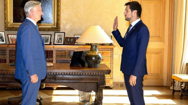 <p>Am Montagmorgen legte Adrien Dolimont (MR) als neuer Ministerpräsident der Wallonischen Region den Eid vor König Philippe ab. Mit nur 35 Jahren ist Dolimont der bislang jüngste wallonische Politiker in diesem Amt.</p>