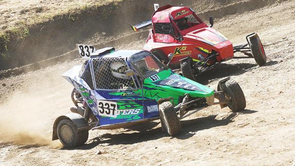 <p>Harte Zweikämpfe in Crombach: Hier Jan Keller (#37) gegen den späteren Sieger der Cross Karts, Dimitri Collin.</p>