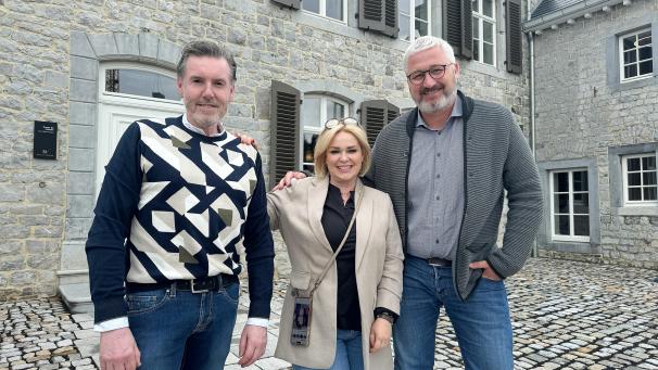 <p>Roger Scharis (links) und Myriam Generet übernehmen die Führung des „Maison Visavis“ von Serge Hönders (rechts).</p>