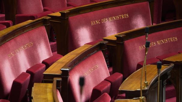 <p>Die Bänke der Minister sind im Inneren der Nationalversammlung zu sehen.</p>