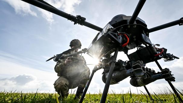 <p>Ein Soldat startet eine Drohne, die eine Nutzlast von bis zu 15 kg hat und mit einer Wärmebildkamera ausgestattet ist.</p>