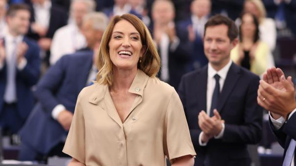 <p>Parlamentspräsidentin Roberta Metsola vom Mitte-Rechts-Bündnis EVP wird während der Plenarsitzung des Europäischen Parlaments zu ihrer Wiederwahl beglückwünscht.</p>