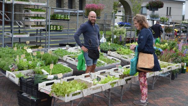 <p>Im Schatten der St.Vither Pfarrkirche wurden die Hobbygärtner fündig.</p>