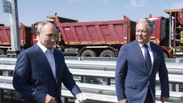 <p>Der russische Präsident Wladimir Putin, links, und der Vorstandsvorsitzende von Avtodor, Wjatscheslaw Petuschenko, nehmen an einer Zeremonie zur Eröffnung der nördlichen Umgehungsstraße teil.</p>