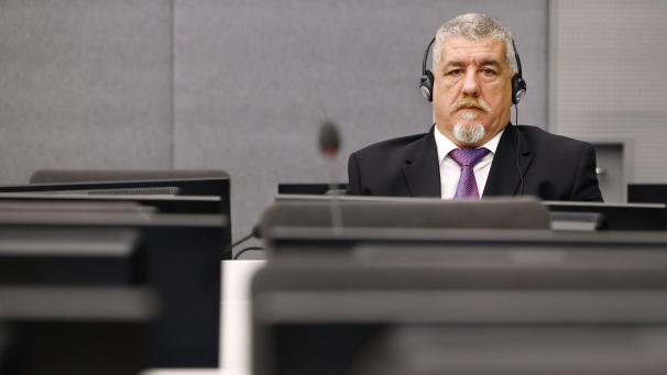<p>Das ehemalige Mitglied der Kosovo-Befreiungsarmee (UCK), Pjeter Shala, nimmt an seinem Prozess teil, während die Richter der Kosovo-Spezialkammern ein Urteil fällen.</p>