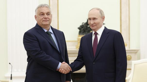 <p>Dieses von der staatlichen russischen Nachrichtenagentur Sputnik via AP veröffentlichte Foto zeigt Wladimir Putin (r.), Präsident von Russland, und Viktor Orban, Ministerpräsident von Ungarn, während eines Treffens.</p>