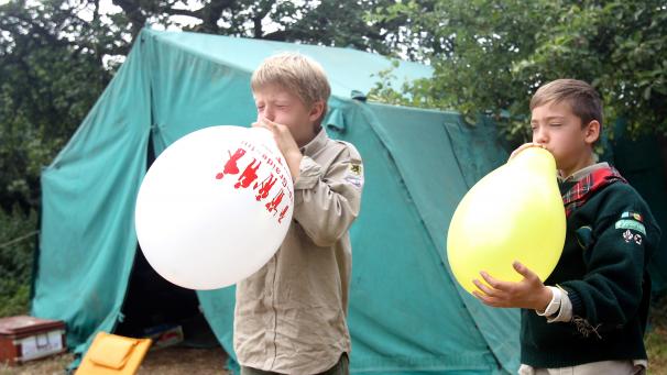 <p>SNJ-Zelte, eines ist im Hintergrund zu sehen, stehen in den Sommermonaten bei Jugengruppen hoch im Kurs.</p>