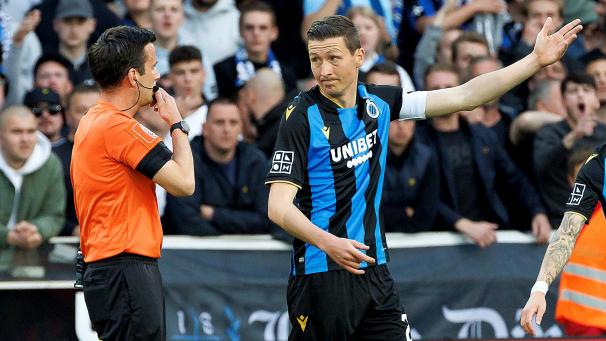 <p>Zukünftig darf in der 1. Division nur noch der Kapitän mit dem Schiedsrichter diskutieren. So wie hier Hans Vanaken, Spielführer bei Landesmeister Club Brügge.</p>