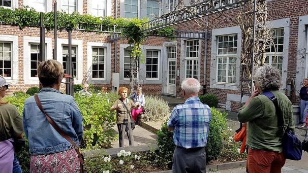 <p>Fremdenführerin Renate Wünsche führt mit Humor durch die Weserstadt.</p>