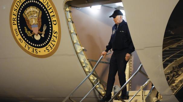 <p>US-Präsident Joe Biden geht die Stufen der Air Force One auf der Dover Air Force Base in Delaware hinunter. Biden kehrt in sein Haus in Rehoboth Beach (Delware) zurück, um sich selbst zu isolieren, nachdem er positiv auf COVID-19 getestet wurde.</p>