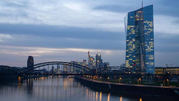 <p>Die Europäische Zentralbank (EZB) ragt vor der Bankenskyline von Frankfurt in den abendlichen Himmel.</p>