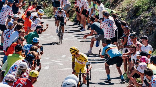 <p>Ein Blick zurück – und Tschüss: Pogacar überragte zuletzt alles.</p>