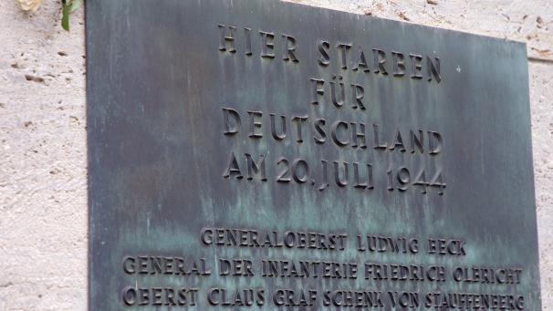 <p>Eine Rose ist in der Gedenkstätte Deutscher Widerstand im Bendlerblock (Berlin) hinter der Bronzetafel für die Ermordeten des Widerstands gegen die nationalsozialistische Gewaltherrschaft vom 20. Juli 1944 gesteckt worden. Nach dem gescheiterten Attentat auf Adolf Hitler wurden an dieser Stelle Claus Graf Schenk von Stauffenberg und weitere Offiziere erschossen.</p>