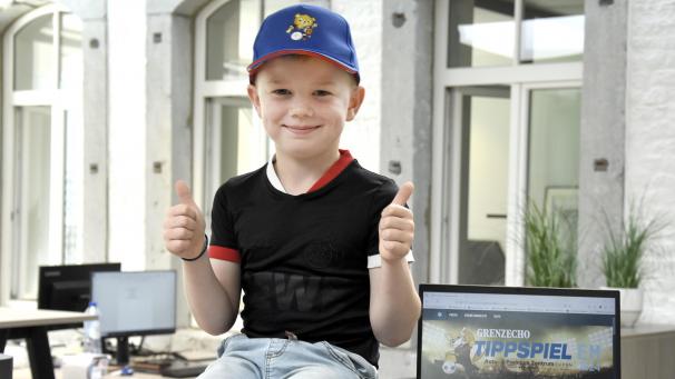 <p>Kleiner Fußballexperte ganz groß: Louis Falter hat beim GrenzEcho-Tippspiel abgeräumt.</p>