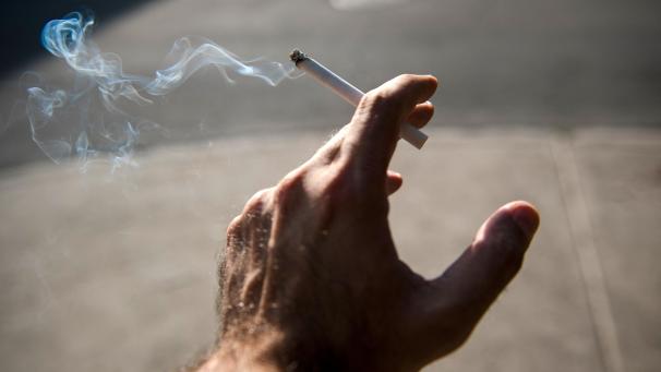 <p>Der Hohe Gesundheitsrat findet, dass die Gesundheitswarnungen und Informationen zur Entwöhnung, die derzeit auf den Packungen aufgedruckt sind, nicht ausreichen, um die Verbraucher vor den Risiken des Rauchens zu warnen.</p>