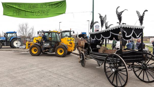 <p>Beerdigung der Landwirtschaft: Bauernprotest im Januar 2024 in Lessines</p>