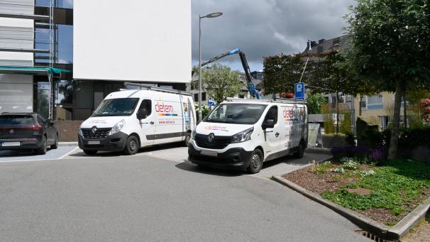 <p>Noch parken dort die Baustellenfahrzeuge, aber in naher Zukunft soll am Rathaus ein Bankautomat aufgebaut werden.</p>