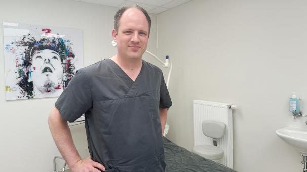 <p>Dr. Luk Vanstreels in der dermatologischen Praxis der Polyklinik Kelmis</p>