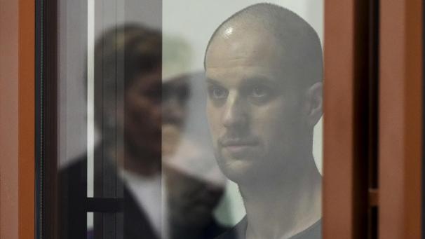 <p>Der Wall-Street-Journal-Reporter Evan Gershkovich hört das Urteil in einem Glaskäfig des Gerichtssaals im Justizpalast.</p>