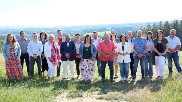 <p>Die Kandidatinnen und Kandidaten der Liste „Waimes Avenir“: v.l.n.r. Elisabeth Nokin (Champagne), Julien Tigel Pourtois (Thirimont), Jean-Michel Muller (Weismes), Birgit Andres (Faymonville), Colette Toussaint (Sourbrodt), Gilles Van de Sande (Ovifat), David Jost (Ovifat), Virginie Sepulchre (Weismes), Véronique Esselen (Robertville), Thomas Piette (Libomont), Henri Cremer (Weismes), Fanny Dehottay (Ondenval), Aline Michel (Bruyères), Dominique Bodarwé (Faymonville), Arnaud Muller (Weismes), Sarah Melotte (Weismes), Cathy Lecoq (Ondenval), Bruno Philippe (Weismes).</p>