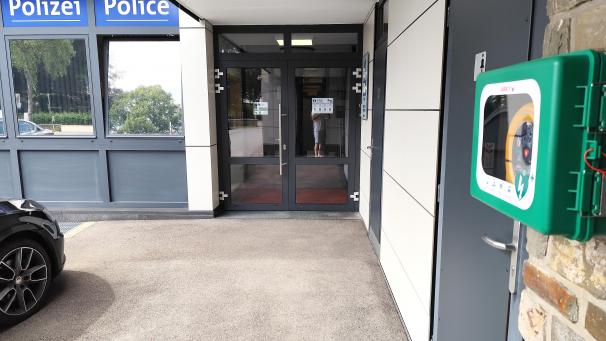 <p>In der Nähe des Eingangs der Polizeidienststelle in Bütgenbach wurde ein Defibrillator platziert.</p>
