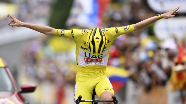 <p>Tadej Pogacar verneigt sich vor seiner eigenen grandiosen Leistung. Der dritte Toursieg ist dem Slowenen bei noch zwei aus- stehenden Etappen kaum noch zu nehmen.</p>