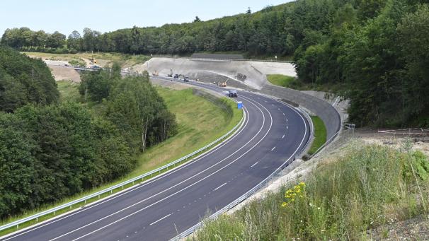 <p>Die Entlastungsstraße „Transversale de Clervaux“ zwischen Clerf und Marnach ist teilweise dreispurig ausgebaut.</p>