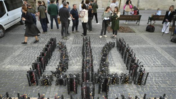 <p>Über 800 FPV-Drohnen in Form des ukrainischen Wappens, des Dreizacks, sind im Zentrum von Lwiw im Westen der Ukraine zu sehen.</p>