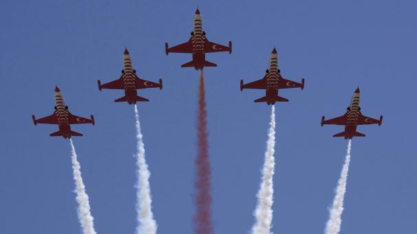 <p>Akrobatische Flugzeuge der Türkei überfliegen die Militärparade im türkisch besetzten Teil der geteilten Hauptstadt Zyperns.</p>