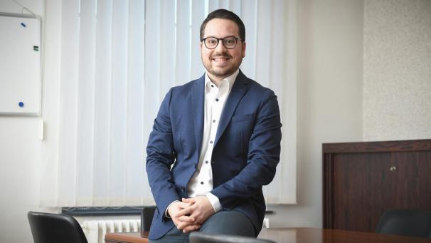 <p>Björn Klinkenberg hat bereits politische Erfahrung gesammelt, unter anderem als Schöffe in der Gemeinde Kelmis. Jetzt vertritt er die SP im Parlament der DG.</p>