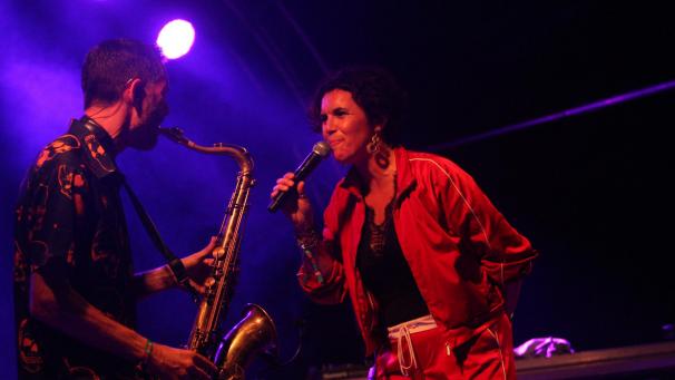 <p>Jen-X (Jenny Palm und Jens Smith) lieferte bei den Francofolies in Spa einen energiegeladenen Auftritt. „Der Platz vor der Bühne füllte sich kontinuierlich und war am Ende proppenvoll“, freut sich Sängerin Jenny.</p>