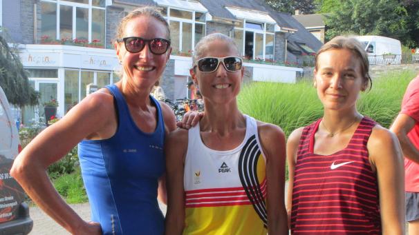 <p>Die drei erstplatzierten Frauendes Hauptlaufes (von links): Gaby Andres (Dritte), Siegerin Aline Pesser und Amélie Raffin.</p>