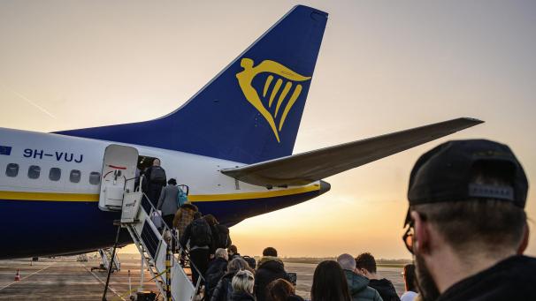 <p>Europas größter Billigflieger Ryanair hat zu Beginn seines Geschäftsjahres wegen niedrigerer Flugpreise deutlich weniger verdient als im Vorjahr.</p>