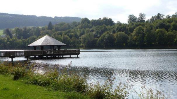 <p>Der Pfadfinder stürzte aus unbekannten Gründen in den See von Vielsalm. Sein lebloser Körper wurde um die Mittagszeit gefunden.</p>