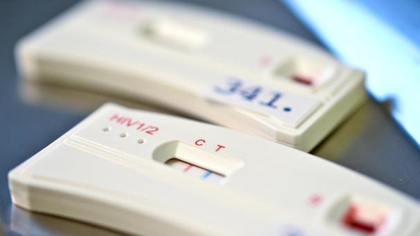 <p>Zwei Teststreifen an HIV-Schnelltests verfärben sich nach der Anwendung mit dem Blut von zwei jungen Männern. Der Test mit der Nummer 341 zeigt ein negatives Ergebnis an. Der Test mit der Nummer 340 zeigt ein reaktives (positives) Ergebnis an.</p>
