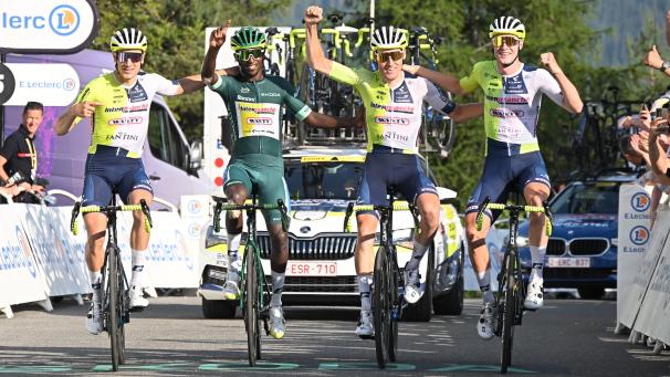 <p>Geschafft: Intermarché-Wanty um Laurenz Rex (rechts) brachte das Grüne Trikot von Biniam Girmay ins Ziel.</p>