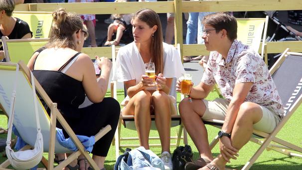 <p>Nationalfeiertag in Malmedy: Die Chill-Ecke auf dem Albertplatz hatte bei dem schönen Wetter jede Menge Zulauf.</p>