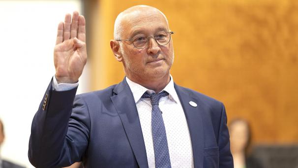 <p>Marcel Henn bei seiner Eidesleistung im Parlament der Deutschsprachigen Gemeinschaft.</p>