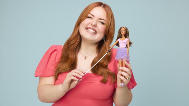 <p>Handout-Foto von Lucy Edwards, einer blinden Rundfunksprecherin und Behindertenaktivistin, die mit der ersten blinden Barbie posiert, die der Spielzeughersteller Mattel als jüngste Ausgabe seiner wachsenden Kollektion integrativer Puppen herausbringt.</p>