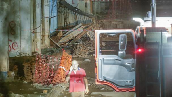 <p>Rettungskräfte arbeiten an der Unglücksstelle. Beim Einsturz eines Balkons in der Vela Celeste, einer Siedlung im Stadtteil Scampia in Neapel, kamen zwei Menschen ums Leben. Der Einsturz ereignete sich zwischen dem zweiten und dritten Stockwerk des Gebäudes.</p>